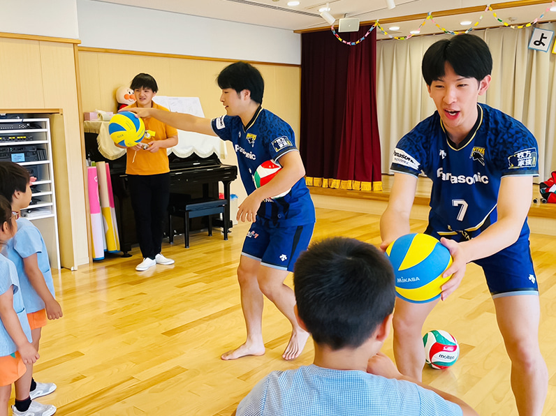 写真：練習をする選手と小学生たち
