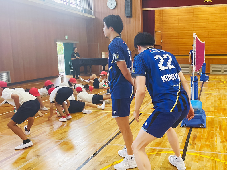 写真：練習する選手と小学生たち
