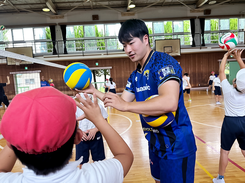 写真：指導する伊藤選手と練習する子供たち