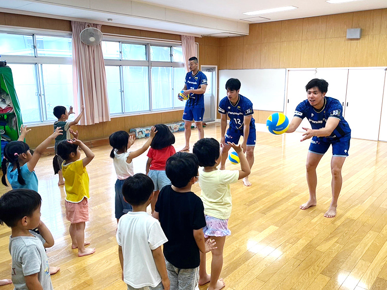 写真：練習する選手と子供たち