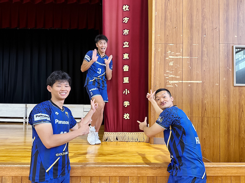 写真：ポーズをとる西川選手、中村選手、兒玉選手