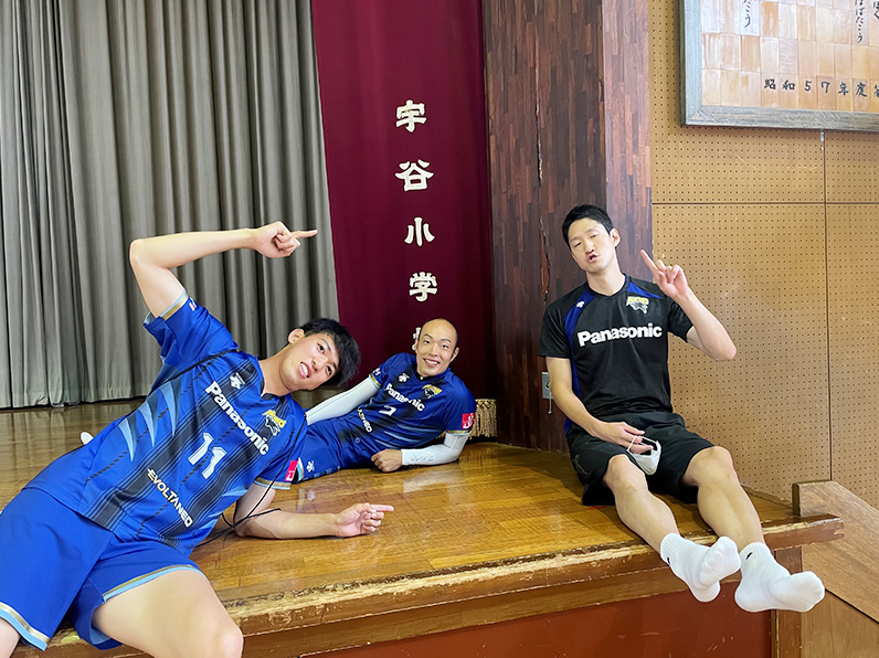 写真：ポーズをする鈴木選手、深津選手、渡辺選手
