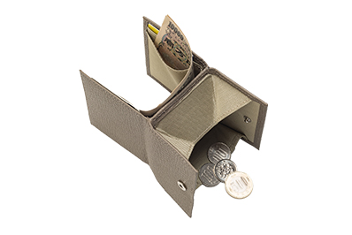 写真：ベージュの三つ折りコンパクトウォレットにお金を入れた様子