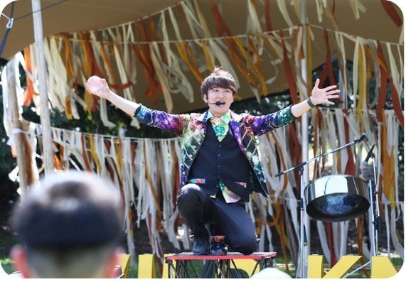 画像：大道芸人「Kaya」によるパフォーマンス