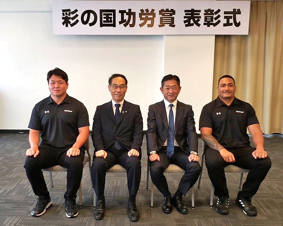 画像：表彰の後、皆で記念撮影。左から藤井選手、大野知事、久保田代表、ヴァル選手。
