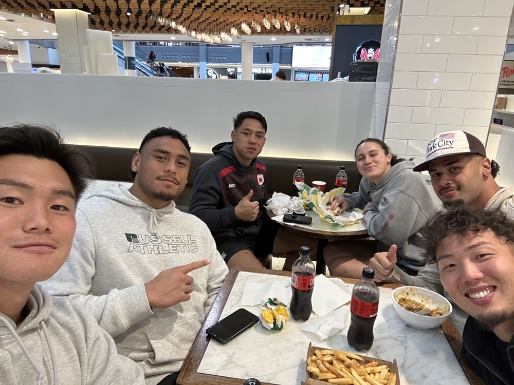 画像：ルームメイトのみんなといったショッピングモールにて