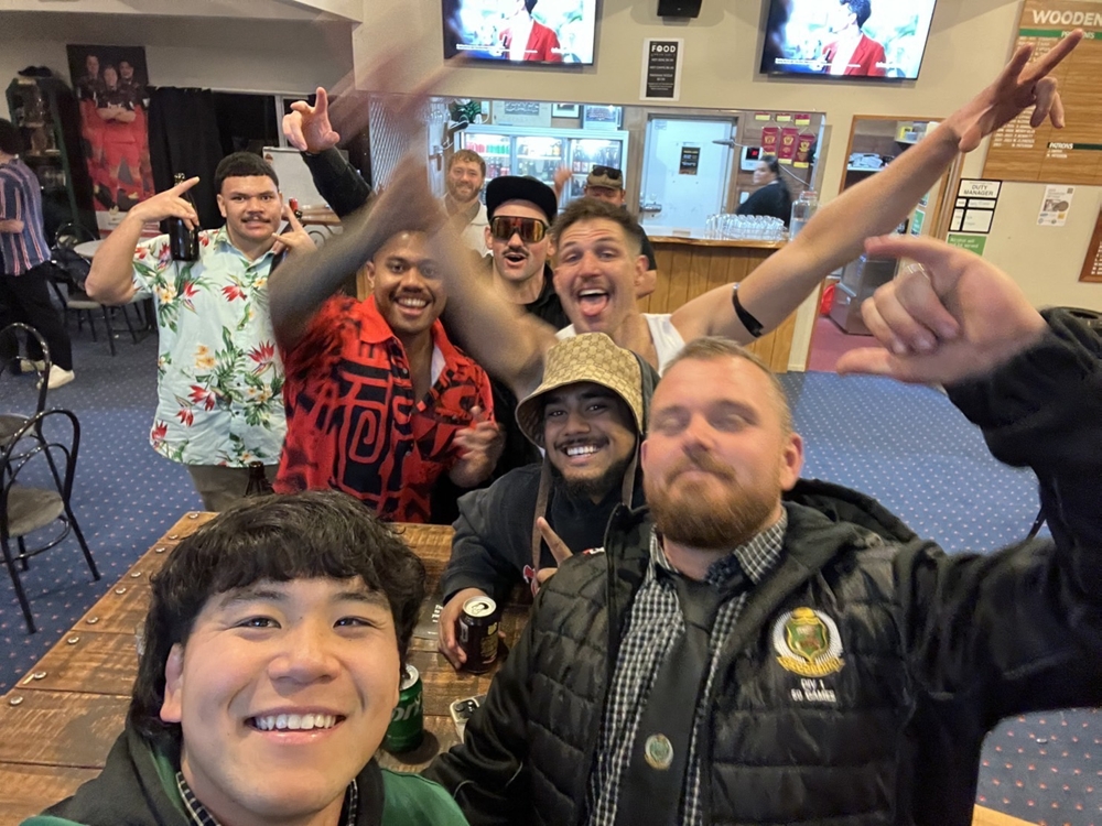 画像：試合後のチームメイトとの仮装カラオケ