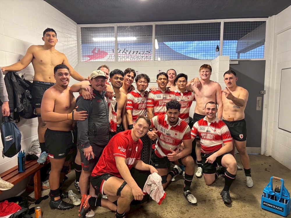 画像：試合後、チームメイト達と