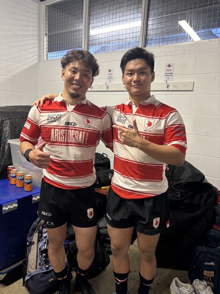 画像：2人でチームユニフォームを着て記念撮影