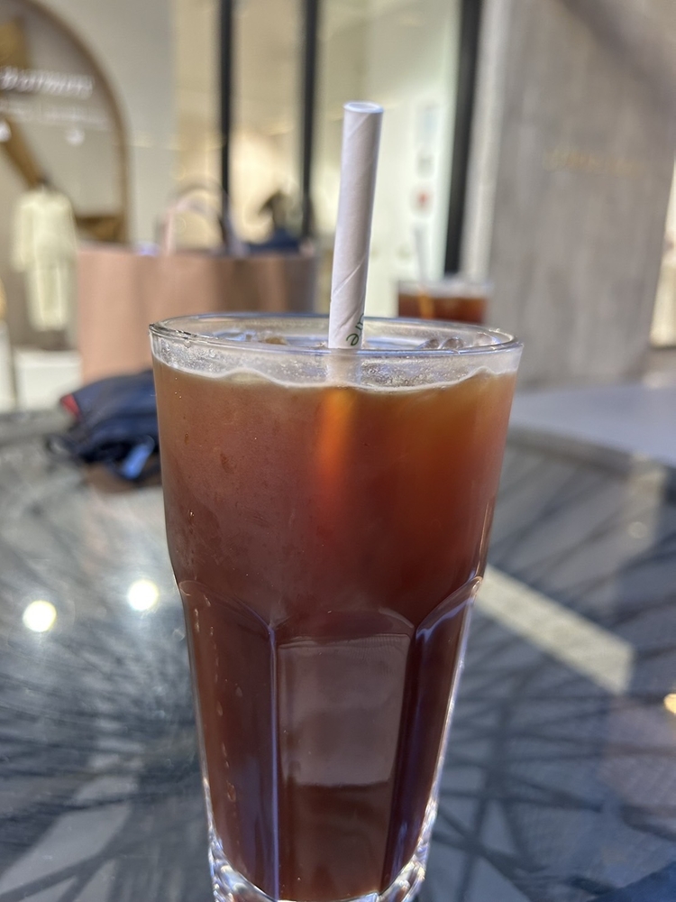 画像：紙ストローが刺されてしまったアイスアメリカーノ