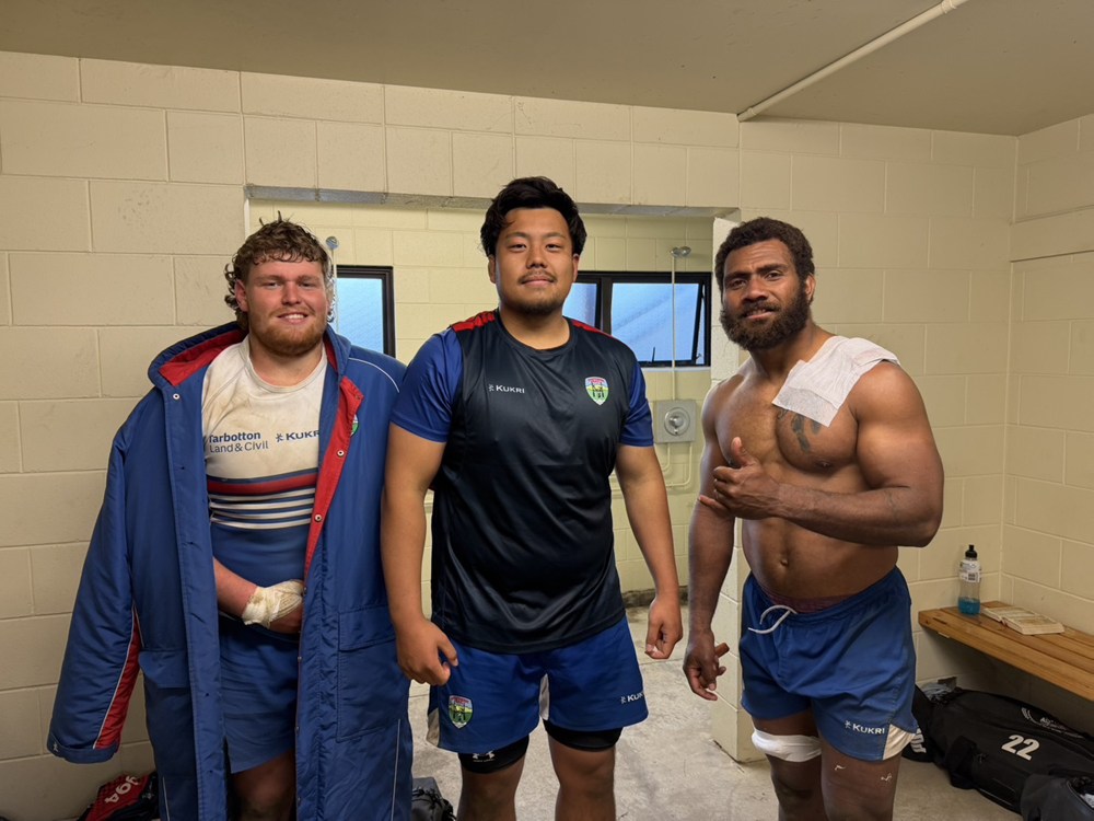 試合後、ロッカールームにてチームメイトと