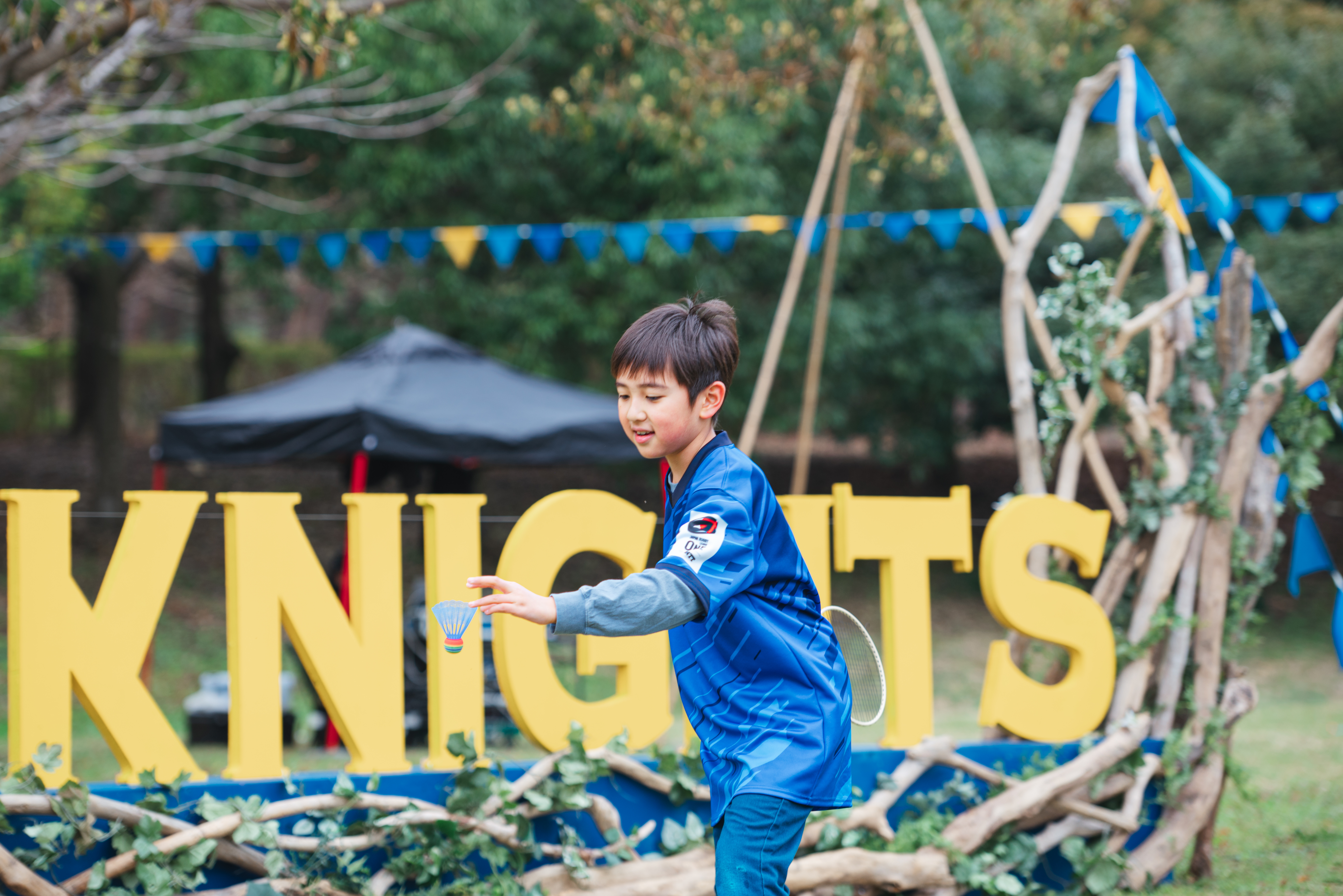 バトミントンで遊ぶ子供