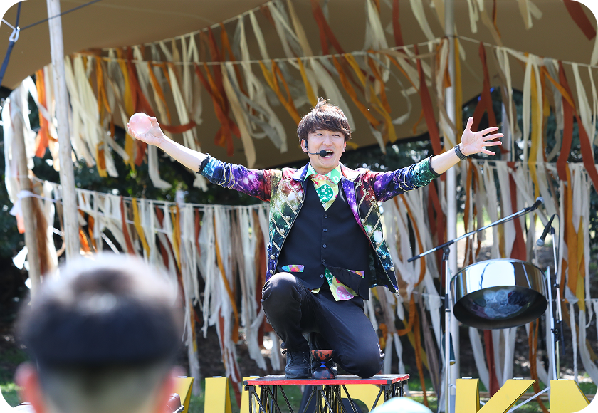 大道芸人「Kaya」によるパフォーマンス