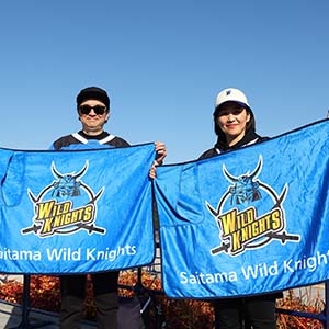 応援旗を持つ男女2人組